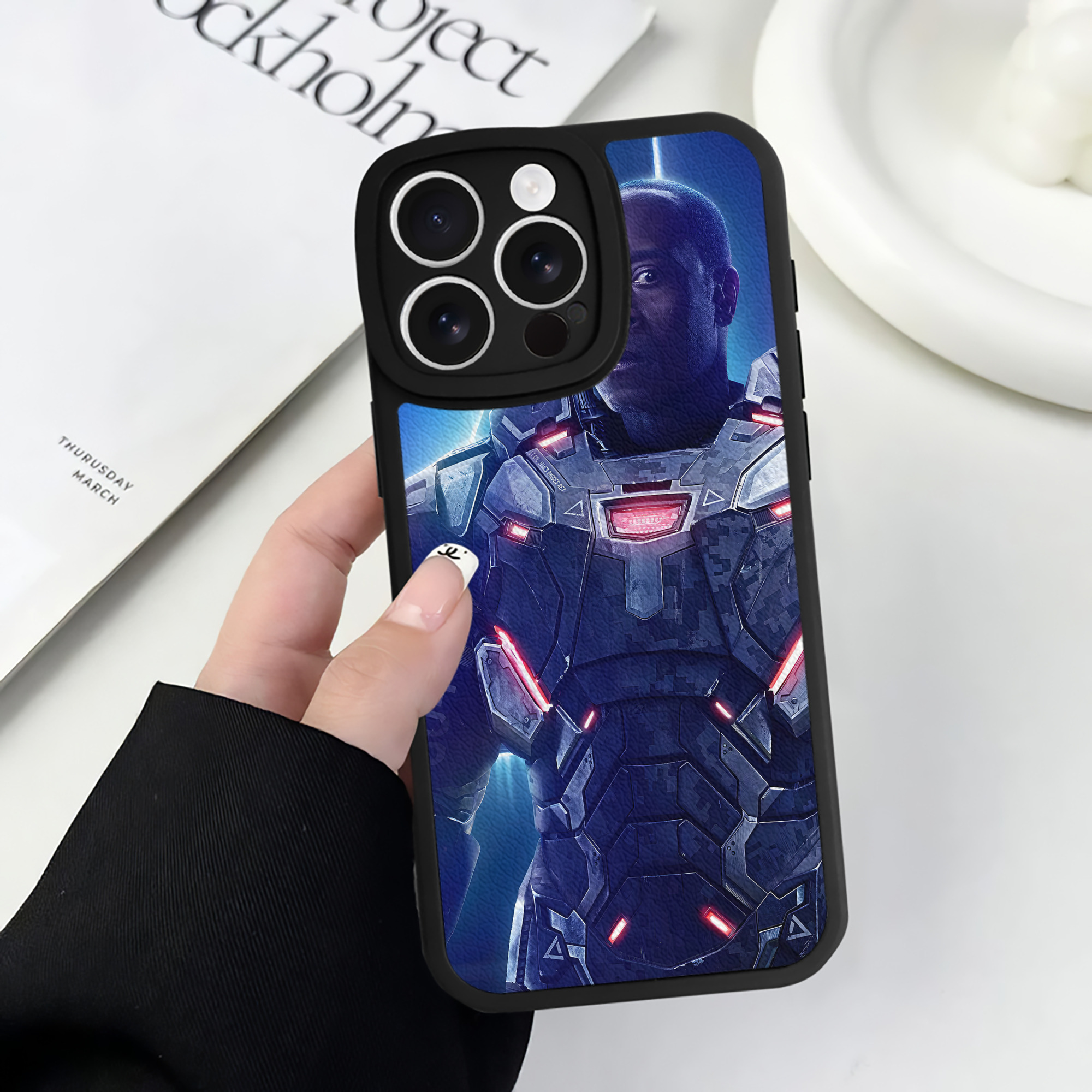 （画像用） アベンジャーズ The Avengers 【iPhone 16シリーズ対応】シリコンスマホケース（レザー調） 材質：シリコン